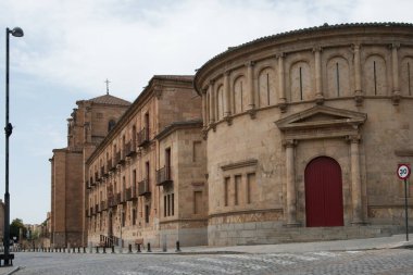 Colegio Arzobispo Fonseca olarak bilinen Salamanca 'daki ünlü öğrencilerin evi. Şu anda lisansüstü ve kültürel etkinlikler için bir ikamet yeri olarak kullanılmaktadır. İspanya. Avrupa