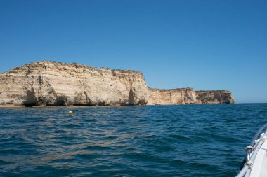 Algarve sahilinde bir tekneden görülen etkileyici uçurumlar. Portekiz. Avrupa