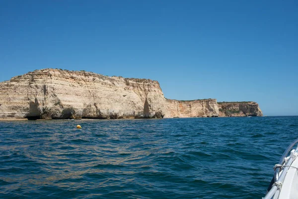 Imponujące Klify Wybrzeżu Algarve Widziane Łodzi Portugalię Europa — Zdjęcie stockowe