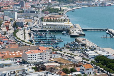 Setubal limanının güzel hava manzarası ve Saint Philip kalesinden eski şehir. Portekiz. Avrupa