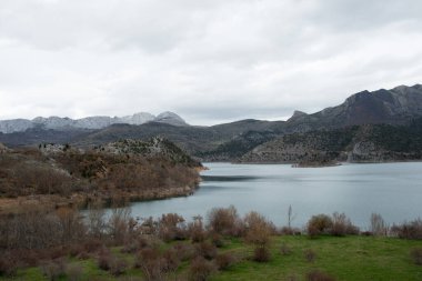 Leon ve Asturias arasındaki Babia ve Luna Doğal Parkı 'nın muhteşem manzarası. Su deposu ve korunan bölge. İspanya. Avrupa