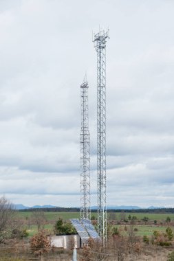 Güneş enerjisi üretimi. Kırsaldaki fotovoltaik panel. Bulutlu gökyüzü, İspanya. Avrupa