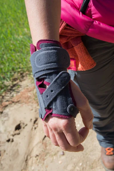 Yaralı elini korumak için beyaz bir kadın sargı takıyor. Açık havada. Madrid mi? İspanya