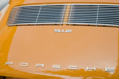 Madrid, İspanya; 04172022: Bir Porsche 912 'nin arkasını kapatın. Parlak sarı.