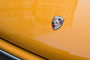 Madrid, İspanya; 04172022: Sokağa park edilmiş parlak turuncu bir Porsche 'ye yaklaş. Ön kısım.