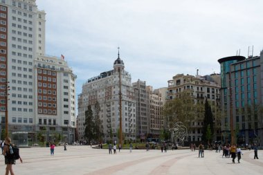 İspanya Meydanı, Plaza de Espana, eğlence parkı haline getirildi. Uzaktaki binalar.