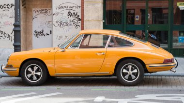 Madrid, İspanya; 04172022: Lüks araba sokağa park edilmiş. Parlak turuncu.