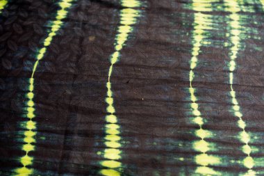 Arka planda sarı renkli boya var. Batik.