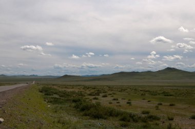 Güzel Moğol manzarası. Yolun solunda, tek arabalı. Asya