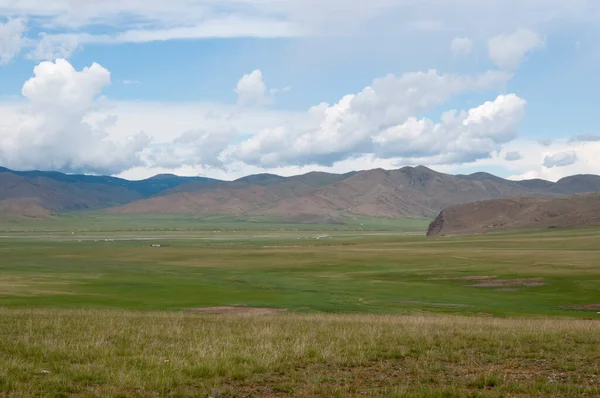 Orta Moğolistan 'da muhteşem bir manzara. Uzakta, ger veya yurta, geleneksel Moğol çadırları. Asya