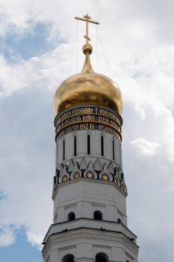 Kremlin, Moskova, Rusya 'daki Beyaz ve Altın Kilise Kulesi