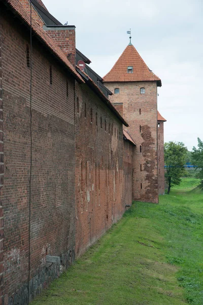 Close Facade Malbork Castle High Walls People Poland Europe — Foto Stock