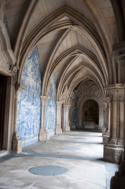 Porto Katedrali 'nin etrafındaki manastır koridoru. Mavi resimli güzel fayanslar. Portekiz