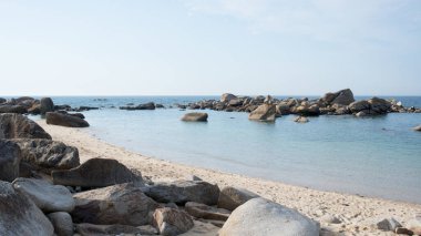 İnsansız ve sakin suları olan güzel bir sahil manzarası. Britanya, Fransa