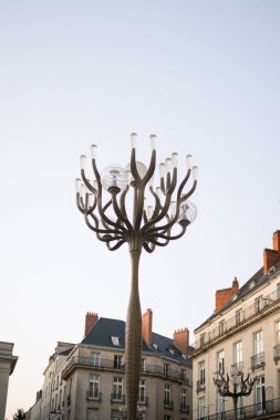Place Graslin, Nantes 'da çok güzel bir sokak lambası. Binalar var. Kimse yok.