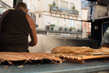 Yemek kamyonunda krep pişiren tanınmamış biri. Fransa