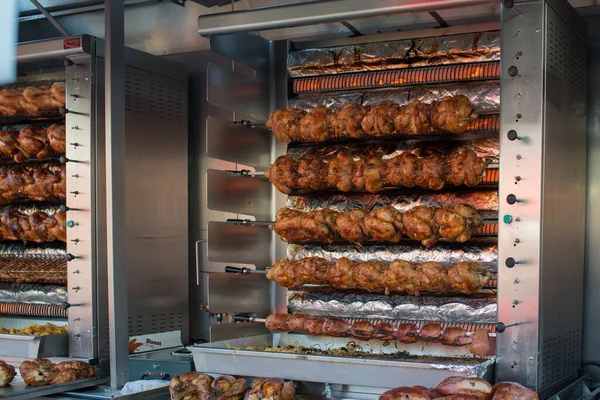 Sokak pazarında satılacak gri tavuklar. Fransa