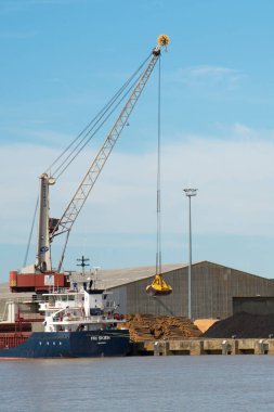 Bordeaux, Fransa; 08092022: Liman vinci bir gemiye odun yüklüyor. 