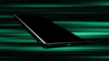 Renkli bir arkaplanda cep telefonu çalkalanıyor