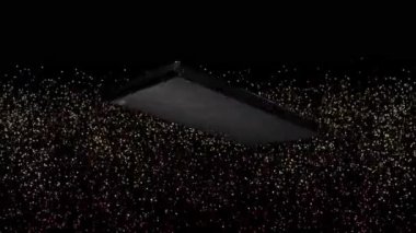 Renkli bir arkaplanda cep telefonu çalkalanıyor