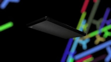 Cep telefonu renkli çizgilerin arka planında dolaşır.