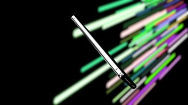 Cep telefonları, neon ışık çizgileri sürekli hareket ederken arka planda döner..