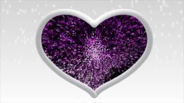 Merkezdeki beyaz kürklü kalp içinde parıldıyordu, parlak ve güzel görünüyordu..