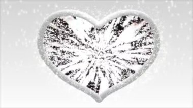 Beyaz kürklü kalp merkezdeydi ve ışık içine saçılmıştı, parlak ve güzel görünüyordu..