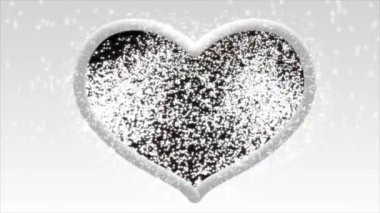 Beyaz kürklü kalp merkezdeydi ve ışık içine saçılmıştı, parlak ve güzel görünüyordu..