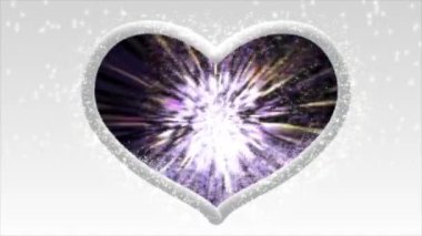 Renkli sisli beyaz kalp ve içinde ışık parlak ve güzel görünüyordu..