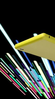 Telefon renkli bir arkaplanda, alışveriş arabaları ekrandan fırlıyor. Parlak, modern ve güzel görünüyor..