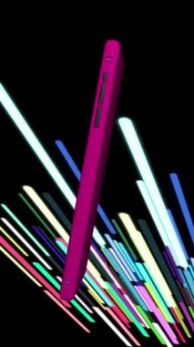 Telefonun renkli bir arka planı var, modern ve güzel görünüyor..