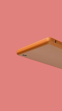 Telefon parlak, renkli bir arka planda, bir alışveriş arabası fırlıyor, modern ve güzel görünüyor..