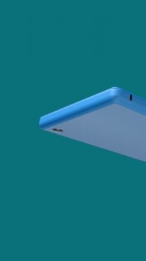 Telefonun renkli bir arka planı var. Parlak, modern ve güzel görünüyor..