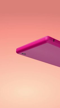 Yeşil ekranlı bir cep telefonunun arka planında sürekli olarak renkli bir arkaplanda rastgele numaralar olan alışveriş arabaları vardır..