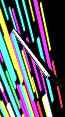 Yeşil ekranlı bir cep telefonu ve arka planda parlayan neon çizgilere karşı sürekli hareket eden bir alışveriş arabası parlak görünüyor..