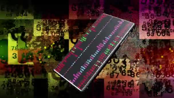携帯電話は回転し 数字は常に世界地図とランダムな数字が連続して背景に画面上を点滅します — ストック動画