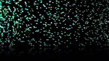 Sürekli yanıp sönen bir ışık girdabı uzaya yayıldı ve gölgeler aşağıya düştü..