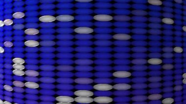 Renkli şebekeler uzaya yayılmış ve sürekli yanıp sönüyordu..