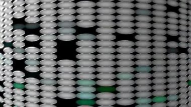 Renkli şebekeler uzaya yayılmış ve sürekli yanıp sönüyordu..