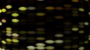 Renkli şebekeler uzaya yayılmış ve sürekli yanıp sönüyordu..