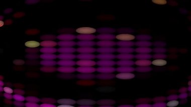 Işıkların renkli ızgarası sürekli yanıp sönüyor, gölgeler yere düşüyor..