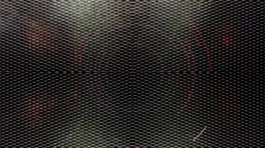 Neon ışığı sürekli olarak metalik arkaplanda döner..