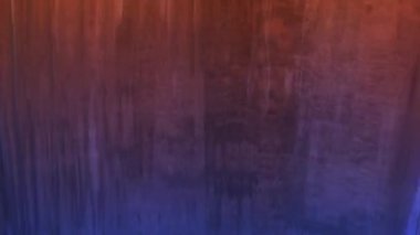 Renkli su yukarıdan sürekli akar, parlak görünür..