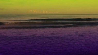 Dalgalar gece kıyıya doğru yavaşça ilerledi..