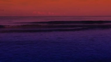 Dalgalar gece kıyıya doğru yavaşça ilerledi..