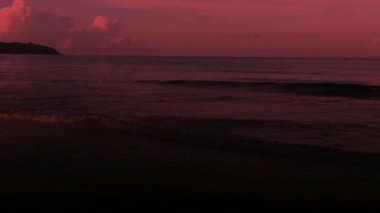 Dalgalar gece kıyıya doğru yavaşça ilerledi..