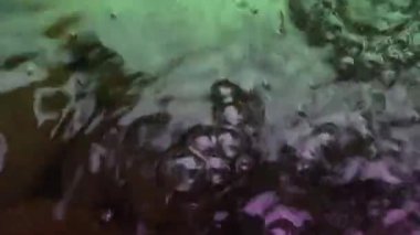 Renkli su ışıkla yansıyarak parlak ve güzel bir yansıma yaratır..