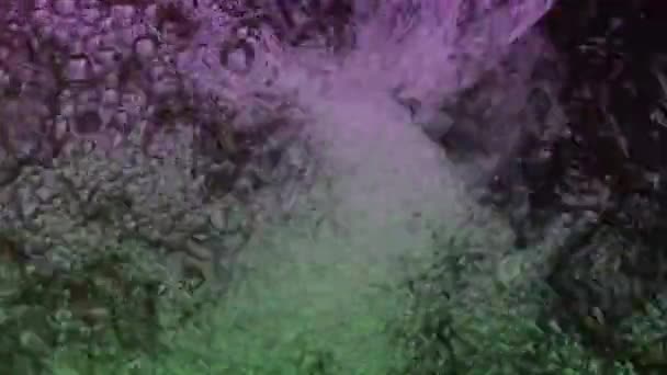 Água Colorida Flui Continuamente Cima Olhando Brilhante — Vídeo de Stock