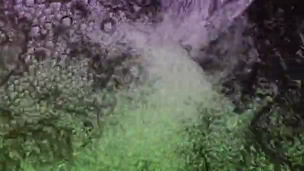 Eau Colorée Coule Continuellement Haut Regardant Lumineux — Video